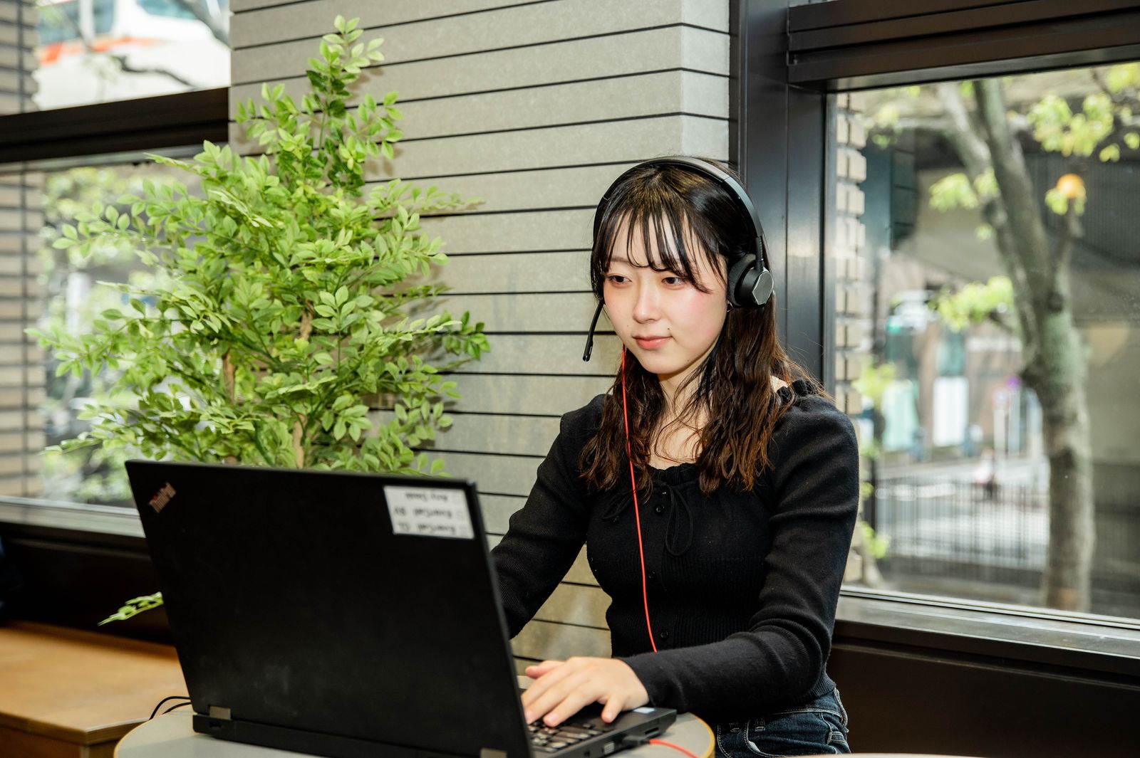 ヘッドセットを着けて架電するワビサビのメンバー